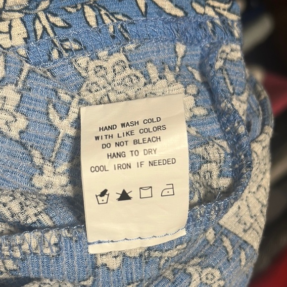 MELLODAY Blue and Cream Paisley Top - Picture 11 of 12